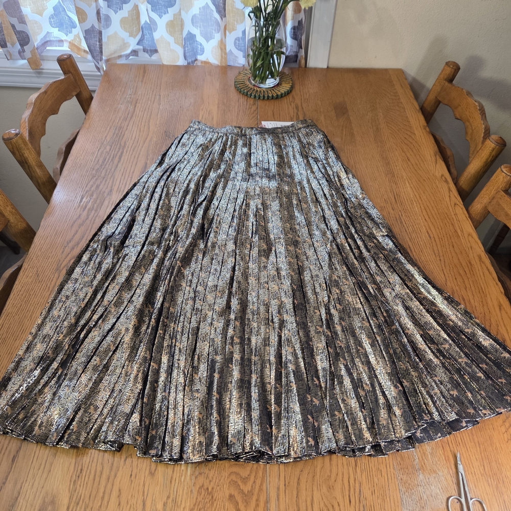 NWT Vineyard Vines, Marthas Vineyard Black & Gold Metallic Pleated Midi Skirt HH